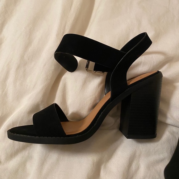 Heels - Picture 2 of 3